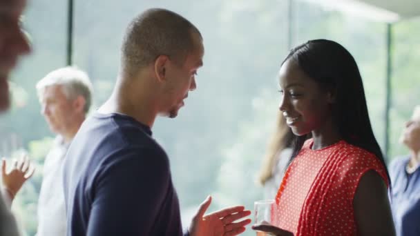 Paar flirten zwaar samen op feestje — Stockvideo