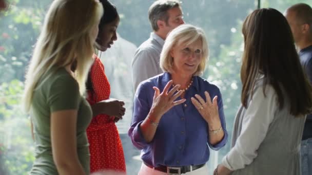 Amis féminins bavarder lors d'un événement social 