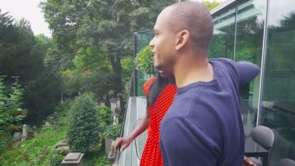 Pareja disfrutando de la comida al aire libre — Vídeos de Stock