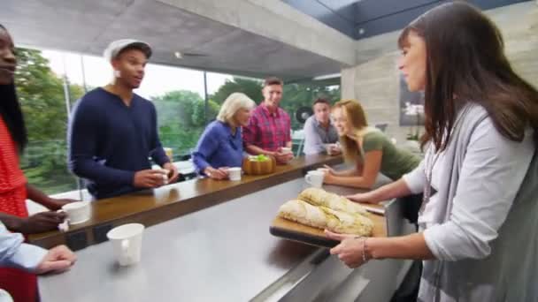 Família e amigos preparando a refeição — Vídeo de Stock