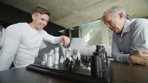 Twee mannen spelen wedstrijd van Schaken — Stockvideo