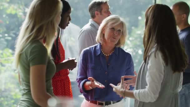 Mujeres amigas charlando en un evento social — Vídeos de Stock