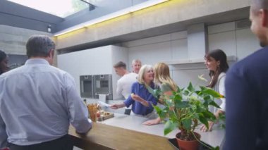 aile & arkadaşlar birbirlerini mutfakta selamlıyorum