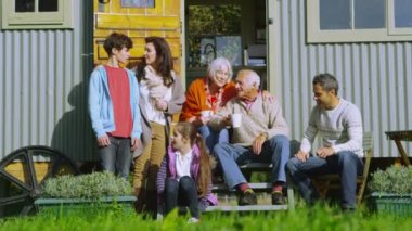 kervan dışında oturan aile