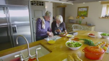 Olgun çift birlikte gıda hazırlama
