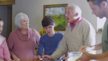 mutlu bir aile birlikte yemek hazırlama