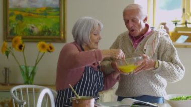 mutlu bir son sınıf çift birlikte gıda hazırlama