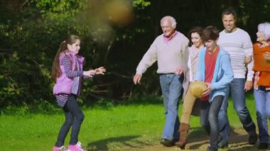Aile grubu kırsal alanda yürüyüş