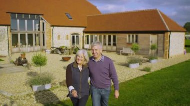 mutlu çift ayakta kırsal ev dışında