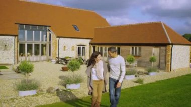 Çift ayakta kırsal ev dışında