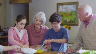 mutlu bir aile birlikte yemek hazırlama