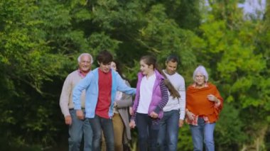 Aile grubu kırsal alanda yürüyüş