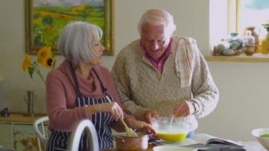 mutlu bir son sınıf çift birlikte gıda hazırlama