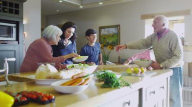 mutlu bir aile birlikte yemek hazırlama