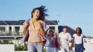 arkadaşlar plaja sahildeki eve koşmak aşağı