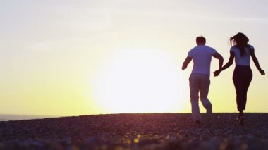 Elele ve plajda çalışan bir çift