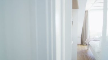 şık sahil evinde şık yatak odası