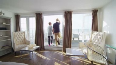 Olgun çift balkon bakmak için gitmek