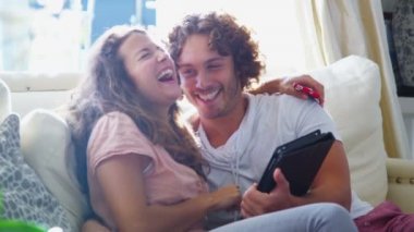 Çift bilgisayar tableti ile dinleniyor.