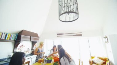 Öğle yemeği hazırlamak gibi sohbet bayan arkadaş