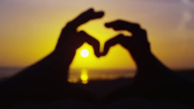 elleri yapmak kalp şekli