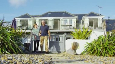 Olgun çift sahil yürüyüşe