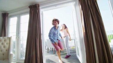 Yatağın üstüne atlamaya çalışan tatil couple