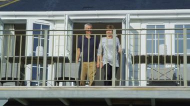 Olgun çift balkona çıkmak