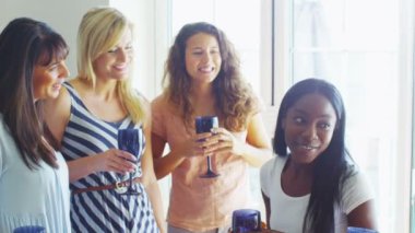 şarap içmek ve dedikodu arkadaş