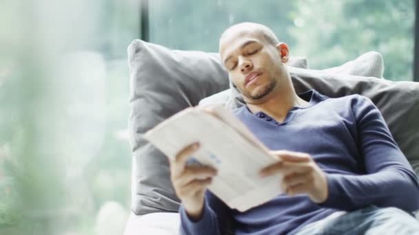 Hombre solo leyendo el periódico — Vídeo de stock