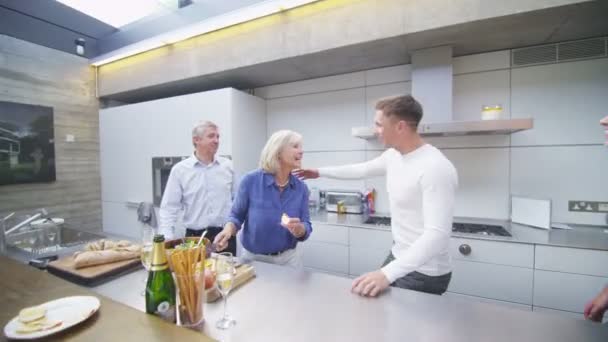 Groep van de familie begroeten elkaar in keuken — Stockvideo