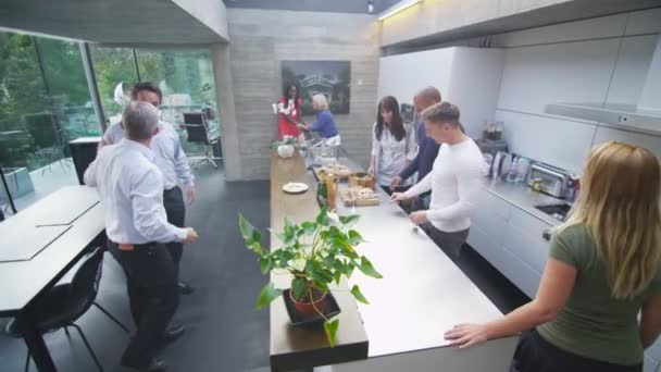 Familj grupp hälsning varandra i köket — Stockvideo
