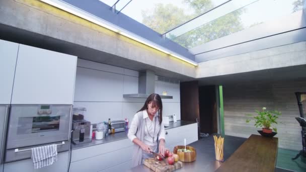 Mujer preparando la comida y siguiendo la receta en la tableta — Vídeos de Stock