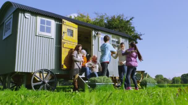 Rodina relaxační mimo kuriózní caravan — Stock video