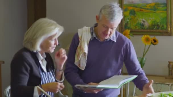 Couple d'âge mûr préparer la nourriture — Video