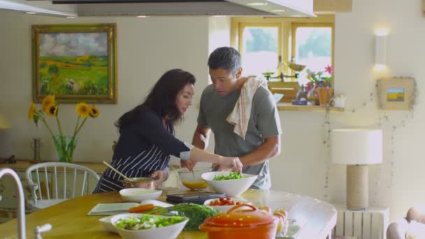 Couple préparant la nourriture — Video