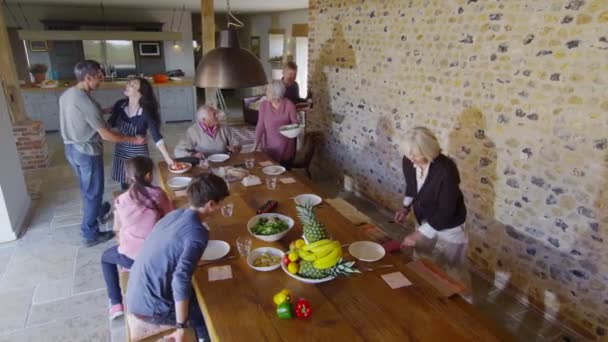 Groep van de familie zitten om te genieten van de maaltijd — Stockvideo