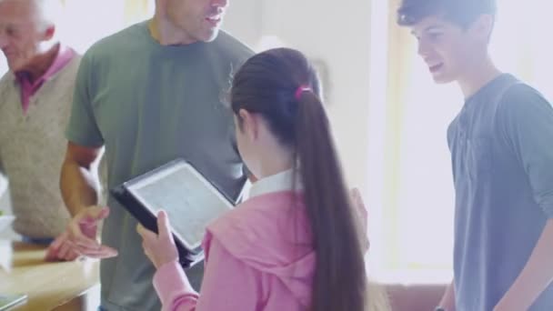 Familia feliz preparando la comida juntos — Vídeo de stock