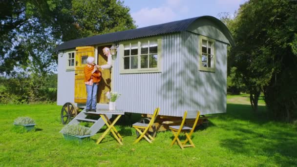 Couple sénior relaxant à l'extérieur caravane pittoresque — Video