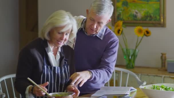 Mature couple preparing food — Stock Video