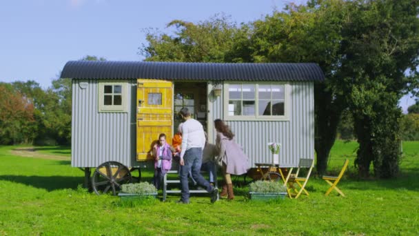 Famille détente à l'extérieur caravane pittoresque — Video