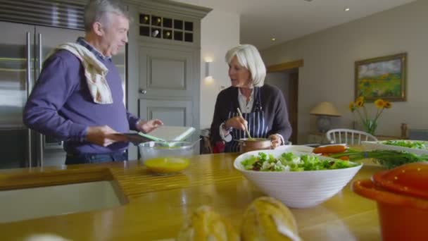 Pareja madura preparando la comida juntos — Vídeos de Stock