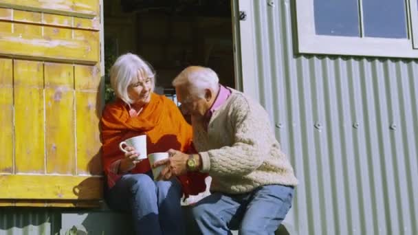 Familie ontspannen buiten schilderachtige caravan — Stockvideo