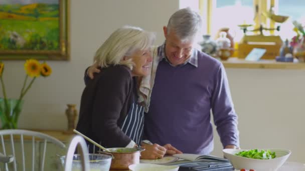 Äldre par förbereda mat — Stockvideo