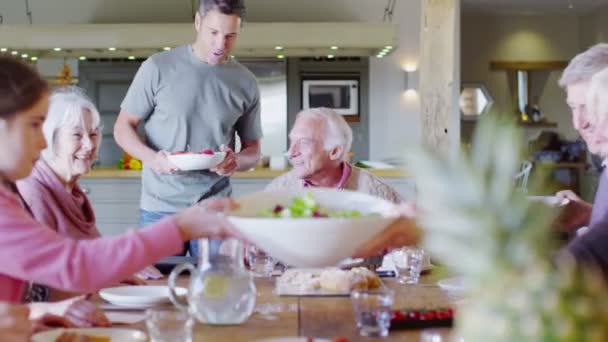 Groep van de familie thuis eten van de lunch — Stockvideo