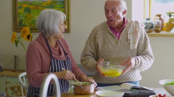 Šťastný starší pár společně připravují jídlo — Stock video