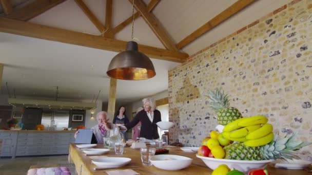 Familie en vrienden samen eten van maaltijd — Stockvideo