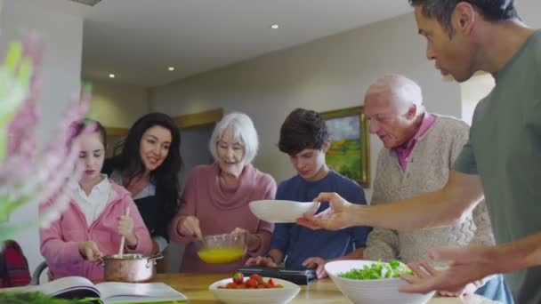 Lycklig familj förbereder måltid tillsammans — Stockvideo