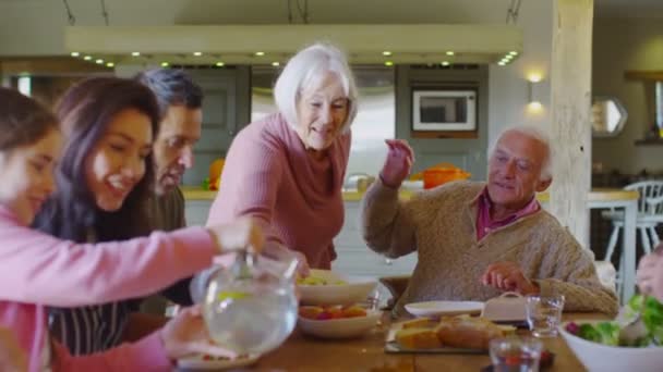 Grupo familiar almorzando en casa — Vídeo de stock