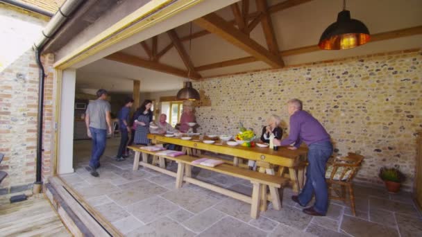 Familie en vrienden samen eten van maaltijd — Stockvideo